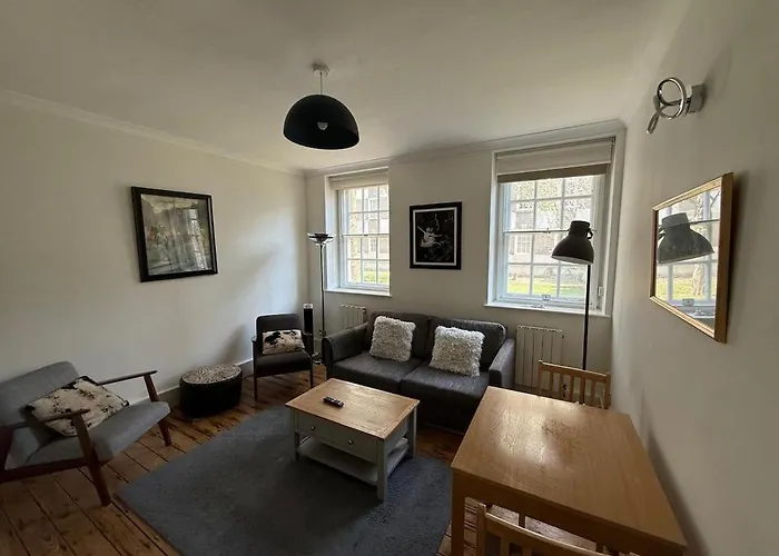 Unbeatable Location, Peaceful Cozy Flat